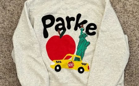 Crafted for daily comfort, the Parke Sweatshirt pairs well with jeans, joggers, or layered outfits.