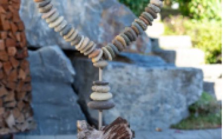 Wie Steindekoration im Wohnzimmer Komfort, Textur und Design verbessert