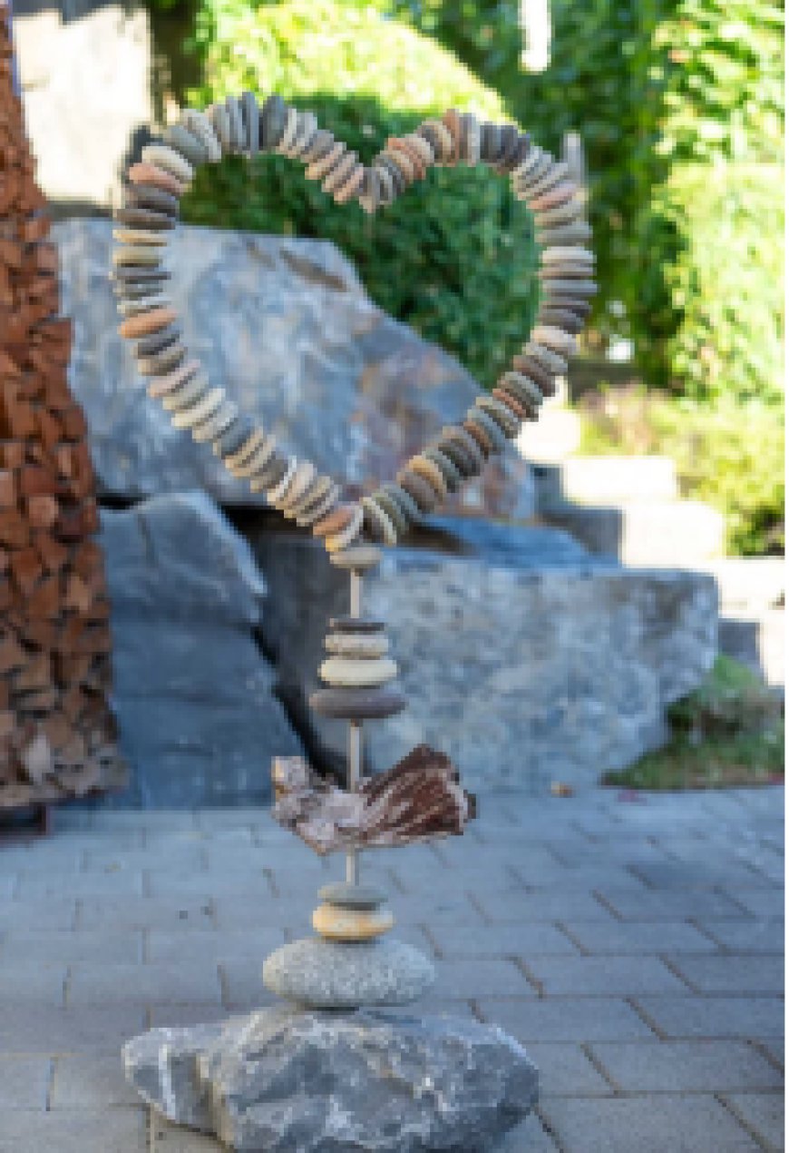 Wie Steindekoration im Wohnzimmer Komfort, Textur und Design verbessert