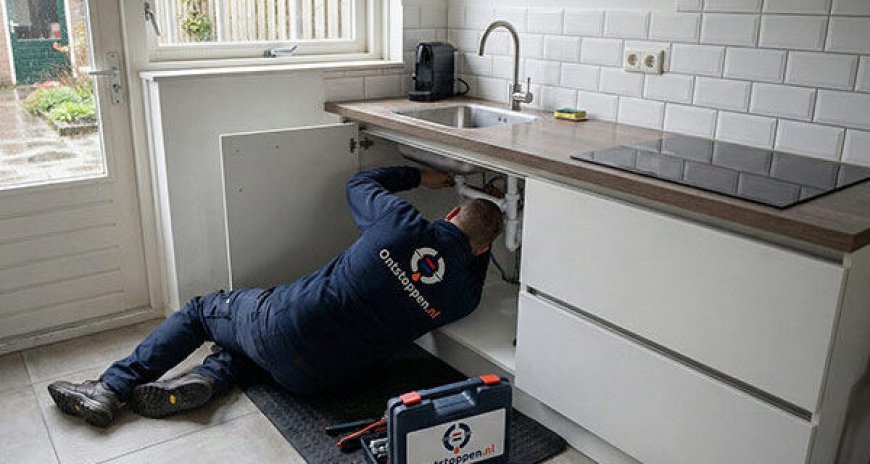 Hoe los je een stinkende afvoer in je toilet op zonder schade aan je leiding?