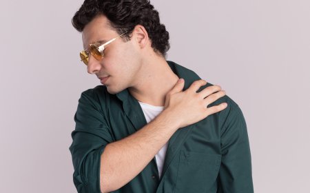 Shoulder Blade Pain at Night: Why It Happens and How to Sleep Comfortably Again