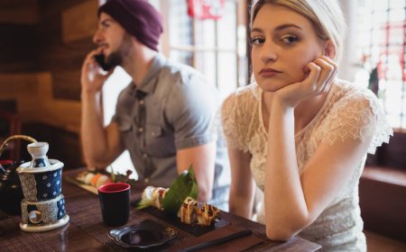 How to Deal With Love Bombing: Expert Tips to Protect Yourself