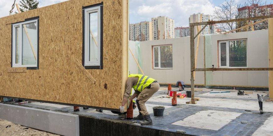 Transport Logistics in Modular Construction: Challenges of Moving Large Prefabricated Units