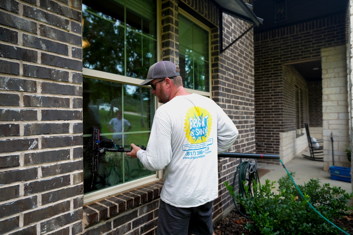 Restaurant Window Cleaning: Creating a Simple Window Cleaning Maintenance Plan