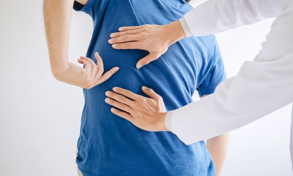 What Are the Early Signs of Spine Curvature Problems?