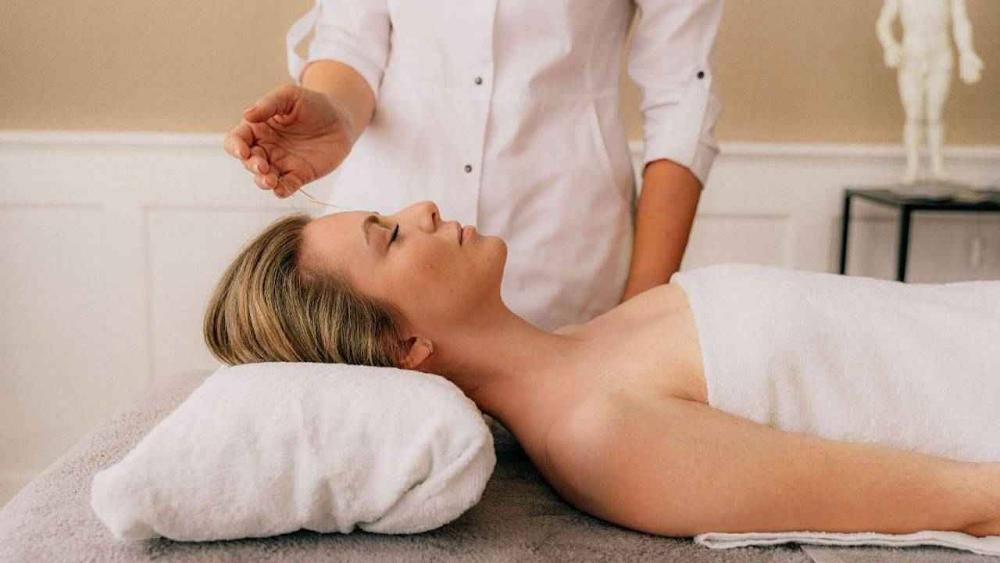 Facial Acupuncture for Jawline & Neck Tightening | Oakland