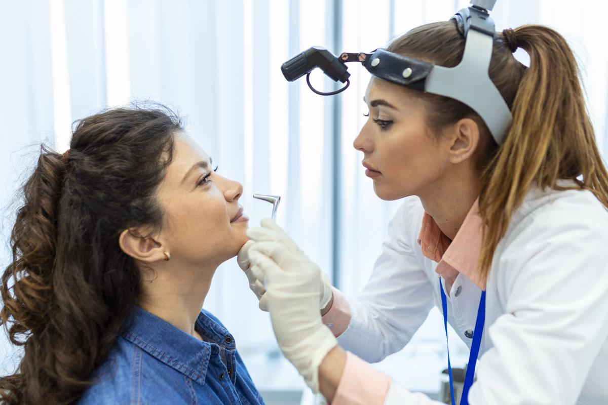 How to Find the Best Rhinology Doctor in East Delhi for Nose and Sinus Problems