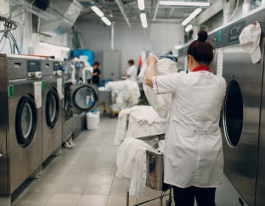 Laundry Pickup and Delivery for Busy Expats in Abu Dhabi and Dubai: What to Look For Before You Book