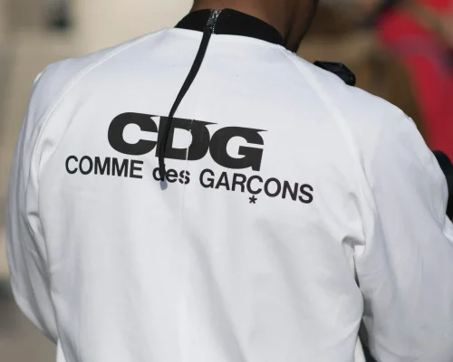 Por qué la playera comme des garcons es el rey del streetwear