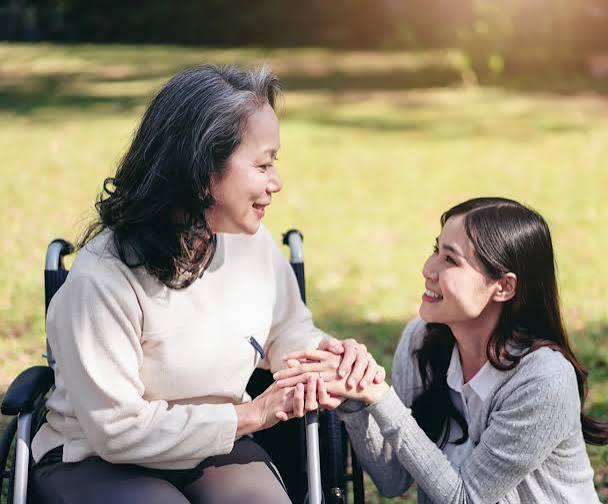 The Role of Home Care Workers in Personal Hygiene and Grooming